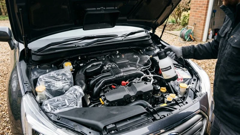 Cum se curăță în siguranță compartimentul motor | DE LA ZERO LA OGLINDĂ — Ghid 4 din 6