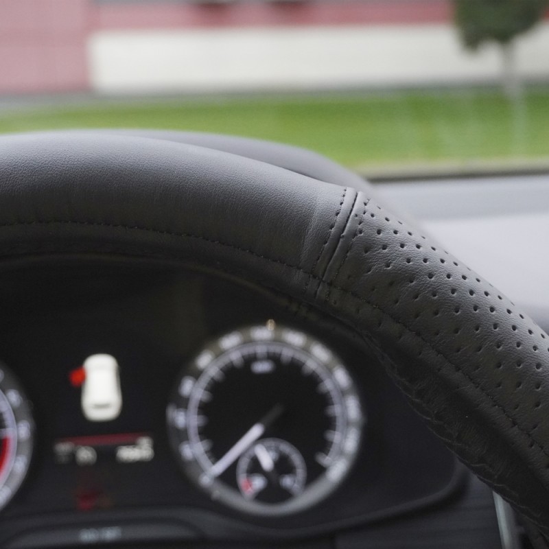 Husa volan piele naturala semi perforata negru 37-39 cm