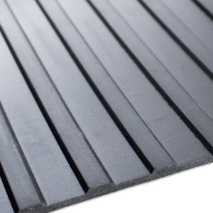 Covor Antiderapant din Cauciuc, Linoleum din Cauciuc pentru Protectie Podea Auto - model STRIATII MARI