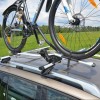 Suport auto pentru transport bicicleta in pozitie verticala, montaj rapid pe barele transversale, capacitate 15kg Suport auto pentru transport bicicleta in pozitie verticala, montaj rapid pe barele transversale, capacitate 15kg
