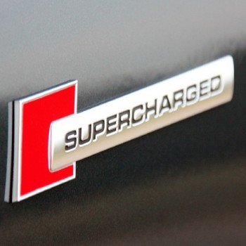 Emblema auto model SUPERCHARGED, reliefata 3D, dimensiune 10 x 1 cm